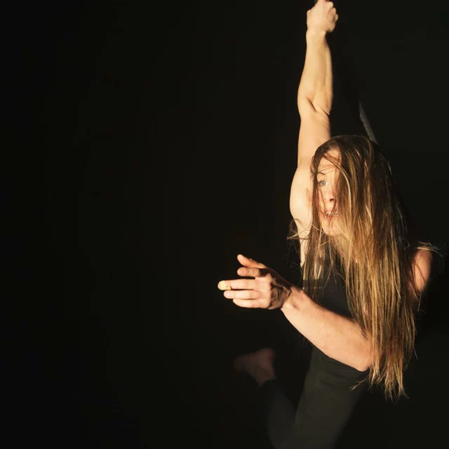 Ardennaise de naissance, c’est à Charleville-Mézières que Vassiliki Rossillion fait ses premiers pas dans la vie et dans le monde de la gymnastique 🤸🏻‍♀️ 

En 2012, elle décide de quitter les Ardennes pour la Marne afin d’intégrer la première promotion de l’option Arts du cirque du Lycée Pierre Bayen 📚

En 2015 elle intègre l’école préparatoire de Rosny-sous-Bois où elle commence à se former en tant que porteuse au cadre aérien pendant un an avant de rencontrer celle avec qui elle ne fera plus qu’une : la corde volante 👯‍♀️

Elle et sa corde deviennent inséparables. Elles questionnent ensemble les notions de rythme, de partage et de corporalité, tout en gardant la réflexion acrobatique comme moteur de leurs recherches🌪️ 

En 2017 Vassiliki intègre la 32ème promotion du Centre National des Arts du Cirque d’où elle sort diplômée en 2020. C’est ici qu’elle croisera le chemin de Raphaëlle Boitel avec la création du Cycle de l’Absurde 🎪

En 2021, elle devient K dans le spectacle Ombres Portées. Elle doit alors faire face à toutes sortes d’ombres, tapies dans l’histoire familiale 🌒

Depuis cet été, elle a aussi repris le rôle de Raphaëlle Boitel dans La Bête Noire. Un seul en scène introspectif qui dresse le portrait d’un corps en lutte 🕷️

@vassiliki.r 🤝🥰

📸 Pierre Planchenault 

#cordevolante #cirque #spectacle #artiste #cirque #raphaelleboitel #cieloubliee #ombresportees #theatre #danse #labetenoire