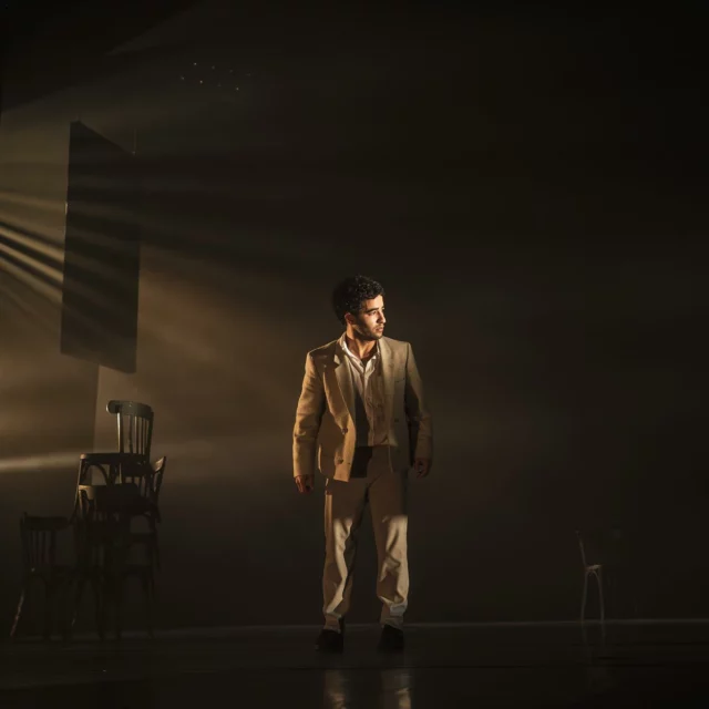 Mohamed Rarhib est un artiste de cirque né à Casablanca en 1994 🎈
Passionné par le hip-hop, il commence à s’entraîner en autodidacte en 2012, influencé par des vidéos découvertes sur YouTube 🎬 Rapidement, il se fait remarquer dans diverses compétitions locales 🕺🏽

En 2014, Mohamed intègre l’École Nationale de Cirque Shems’y à Salé, au Maroc, où il se spécialise dans les sangles aériennes et l’acrobatie au sol 🎪 Son passage dans cette école lui permet de toucher à différents aspects des arts vivants, notamment le cirque, la danse et le théâtre 🎭 

En 2020, après avoir décroché un second diplôme au Centre National des Arts du Cirque (CNAC) à Châlons-en-Champagne, Mohamed élargit encore son horizon en rencontrant des artistes et des metteurs en scène, comme Raphaëlle Boitel. Cette rencontre est décisive pour sa carrière, puisqu’elle l’amène à rejoindre la compagnie Cie L’Oublié(e)✨

Actuellement, Mohamed Rarhib continue d’évoluer au sein de cette compagnie et participe à plusieurs créations, notamment Ombre portée, La Chute des Anges et Horizon 🪁

Dans Ombres Portées, il incarne le rôle de Simon, le frère 🌒

@m.rarhib 🤝🥰

📸 Pierre Planchenault 

#cieloubliee #raphaelleboitel #ombresportees #theatre #spectacle #cirque #danse #lumiere